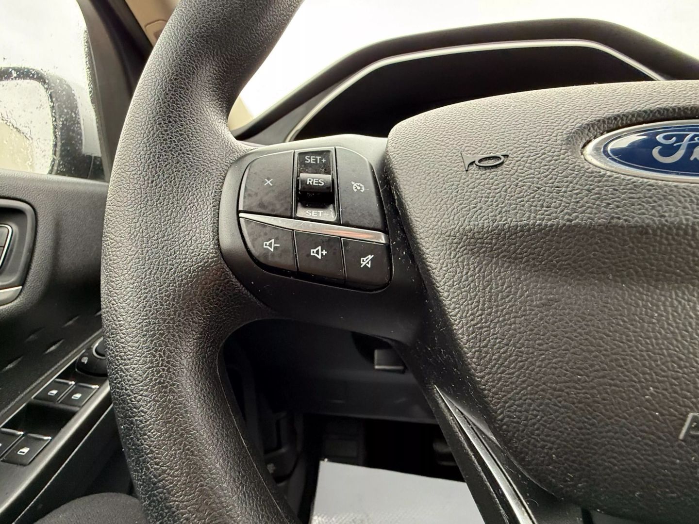 2020 Ford Escape - Image 28