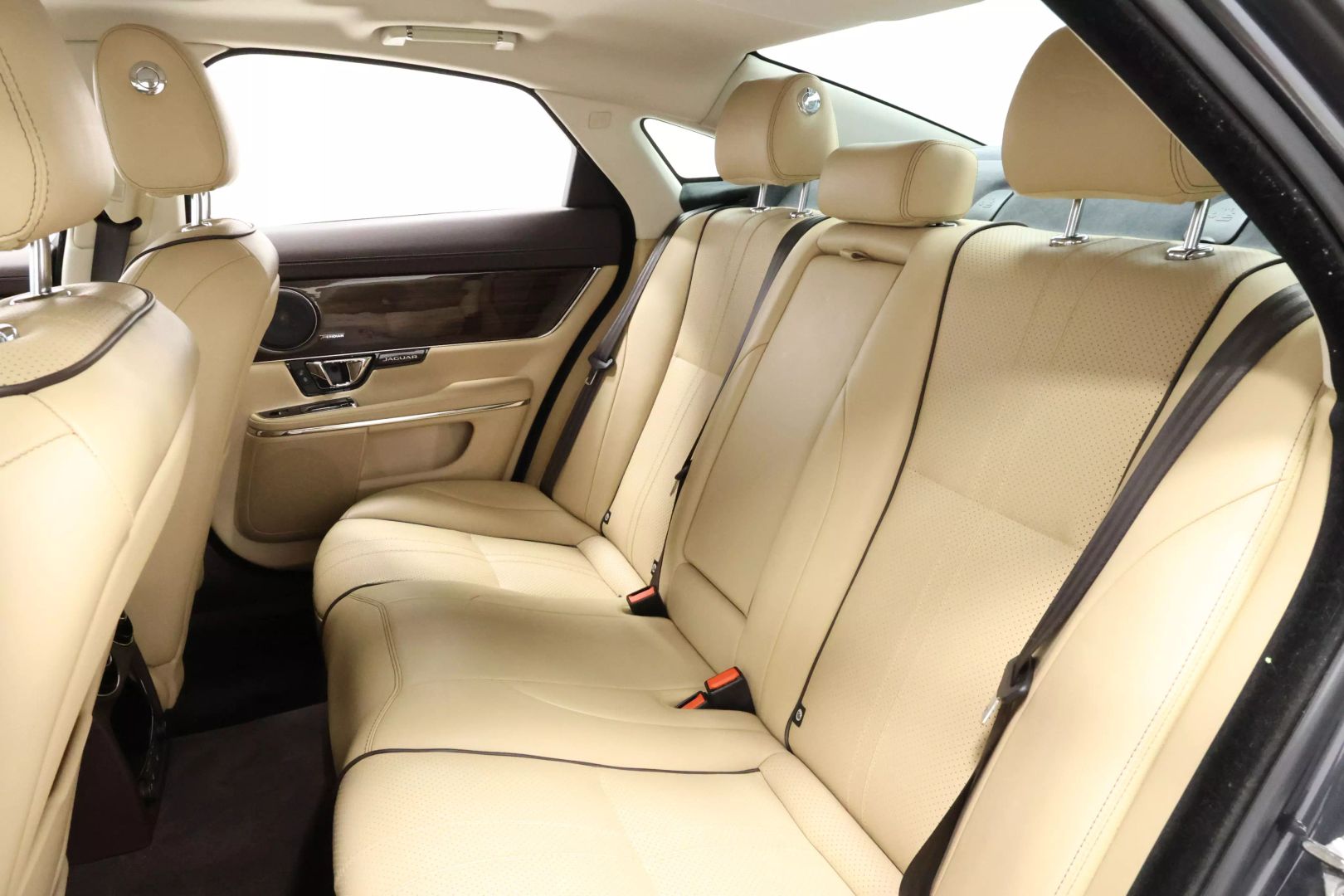2017 Jaguar Xj - Image 3