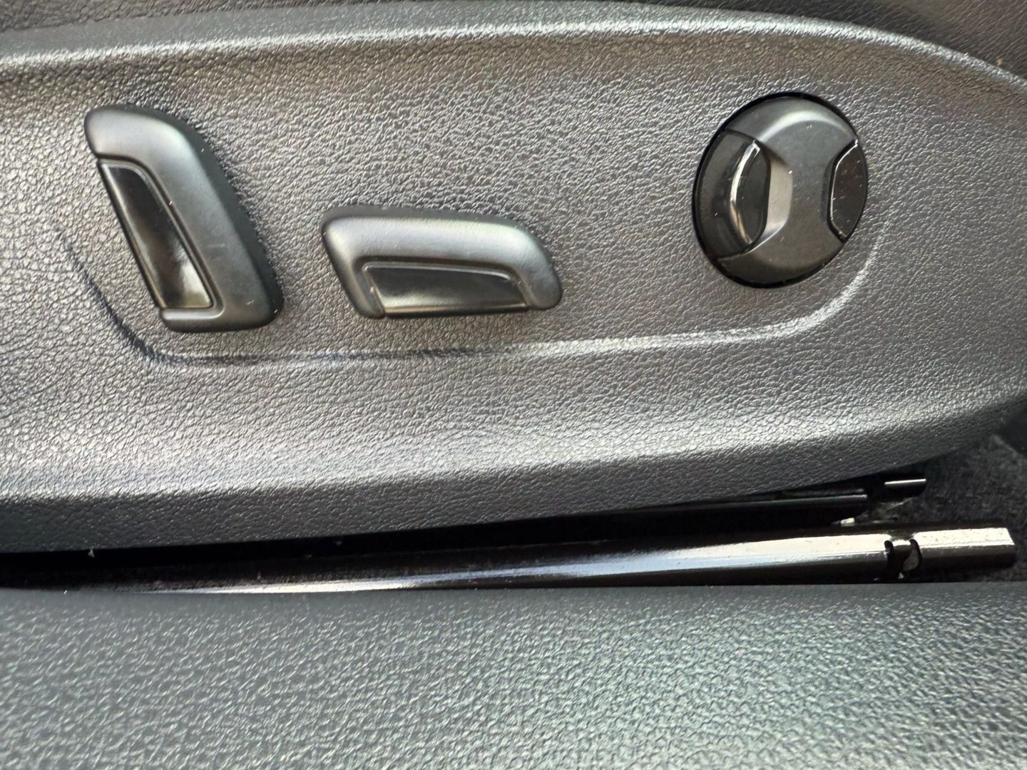 2017 Volkswagen Passat - Image 26