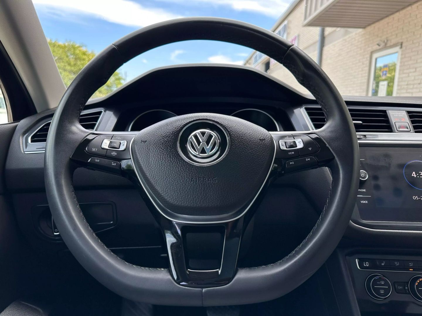 2020 Volkswagen Tiguan - Image 19