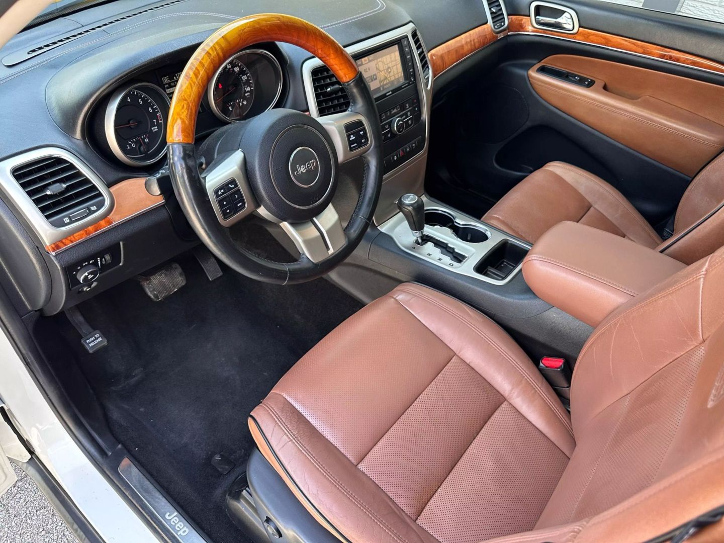 2011 Jeep Grand Cherokee - Image 13
