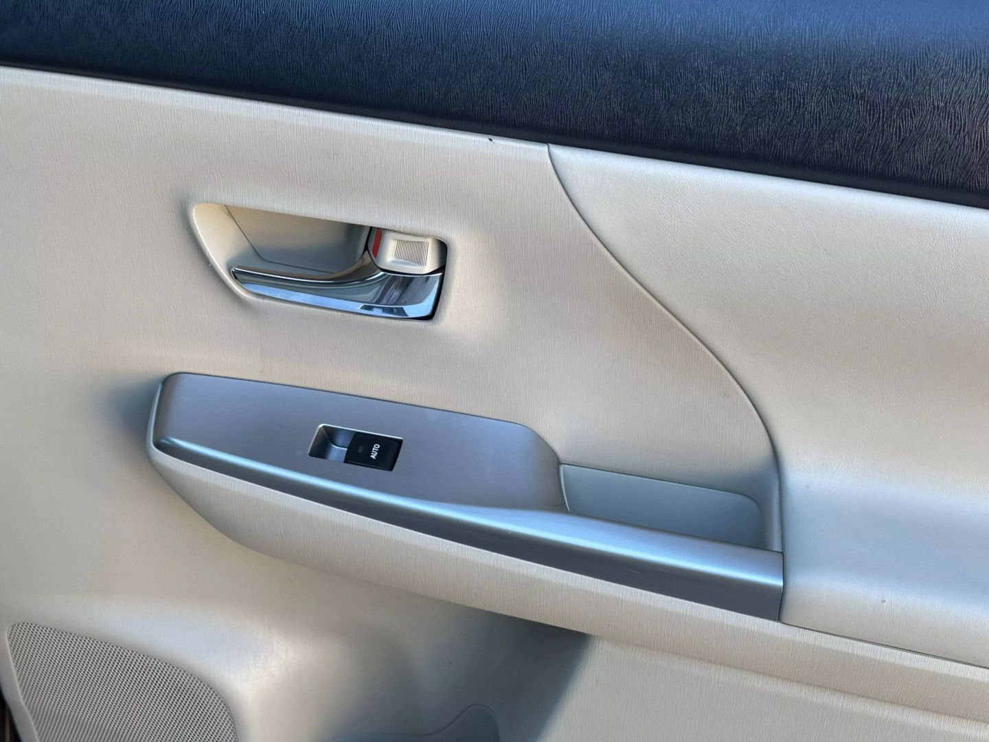 2015 Toyota Prius V - Image 22