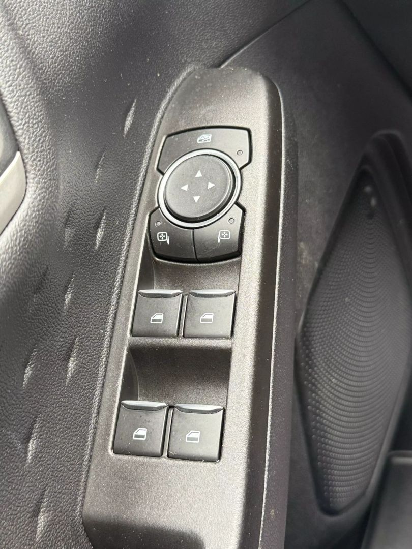 2020 Ford Escape - Image 40