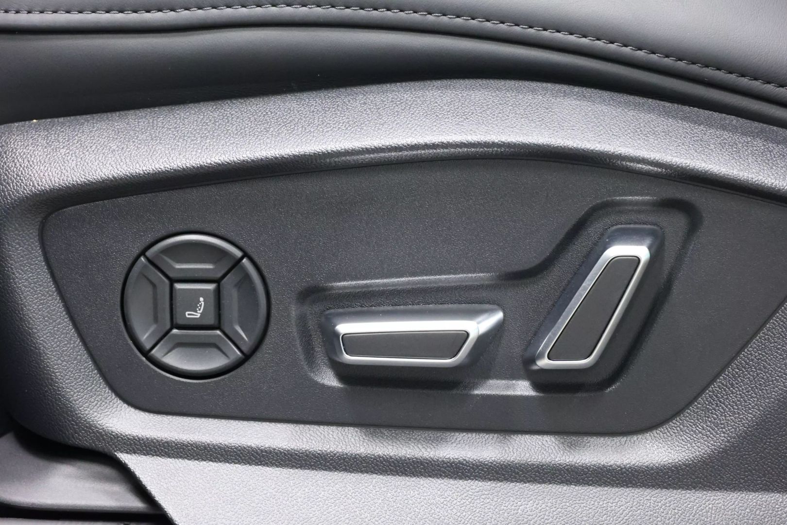 2025 Audi Q8 - Image 15