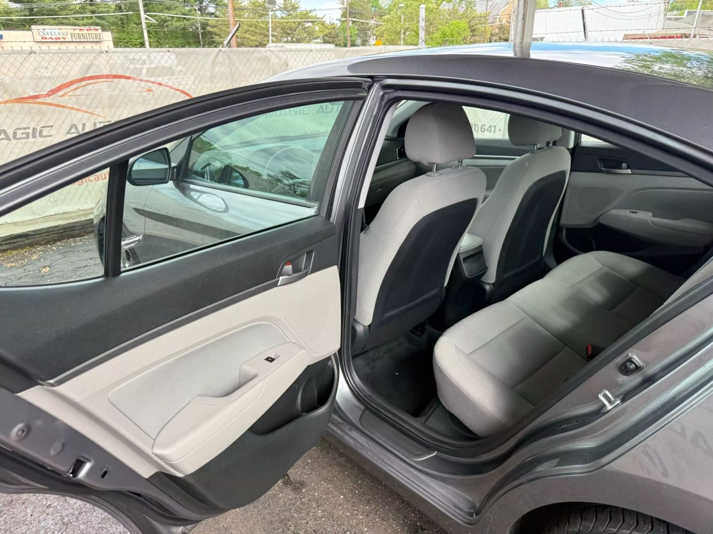 2018 Hyundai Elantra - Image 17