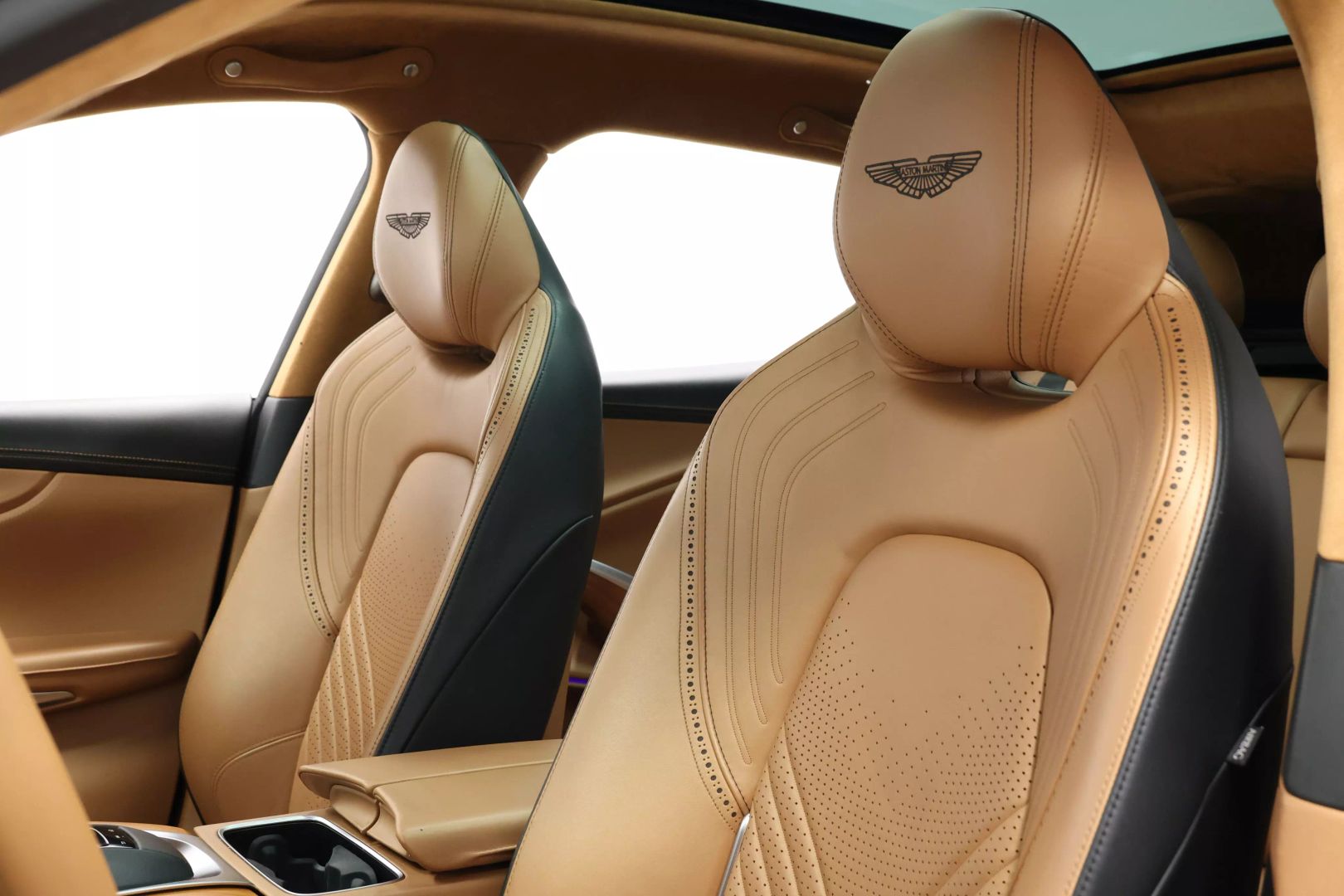2021 Aston Martin Dbx - Image 18