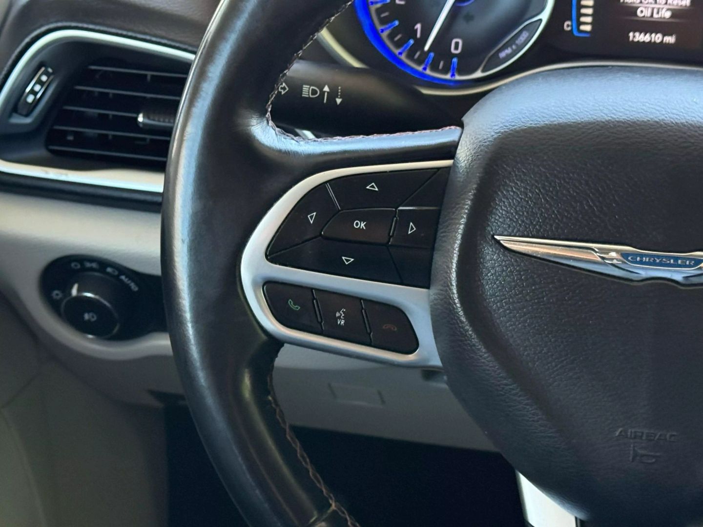 2018 Chrysler Pacifica - Image 32