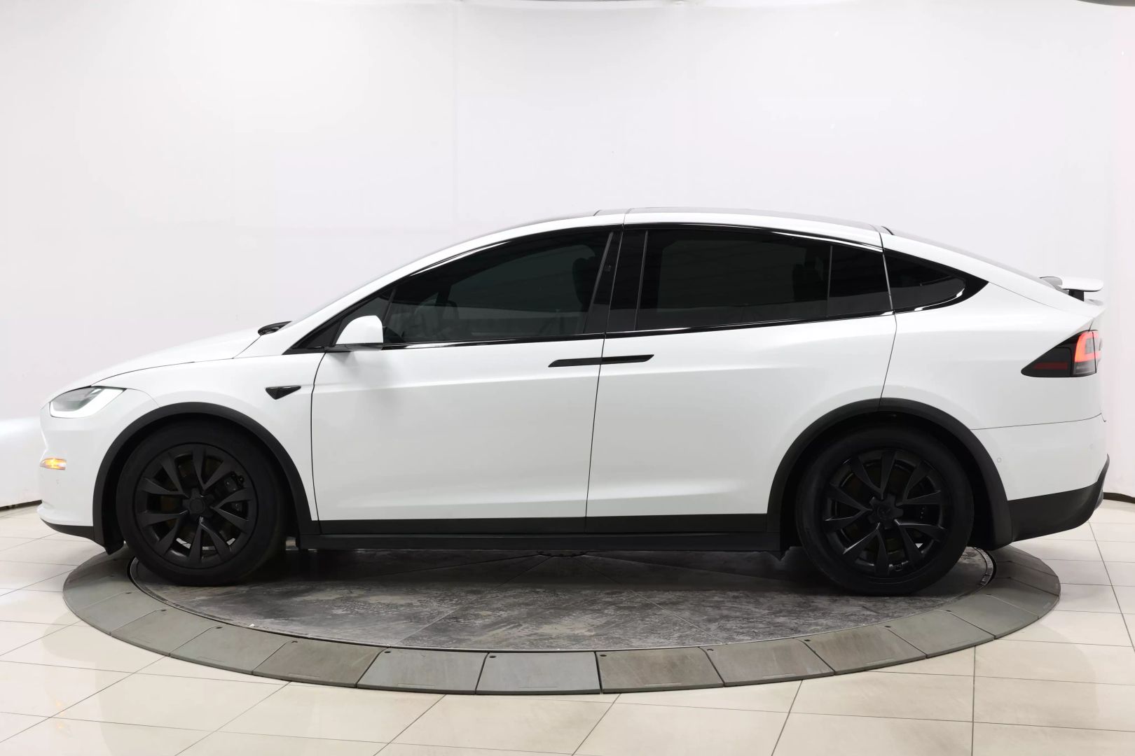 2023 Tesla Model X - Image 6