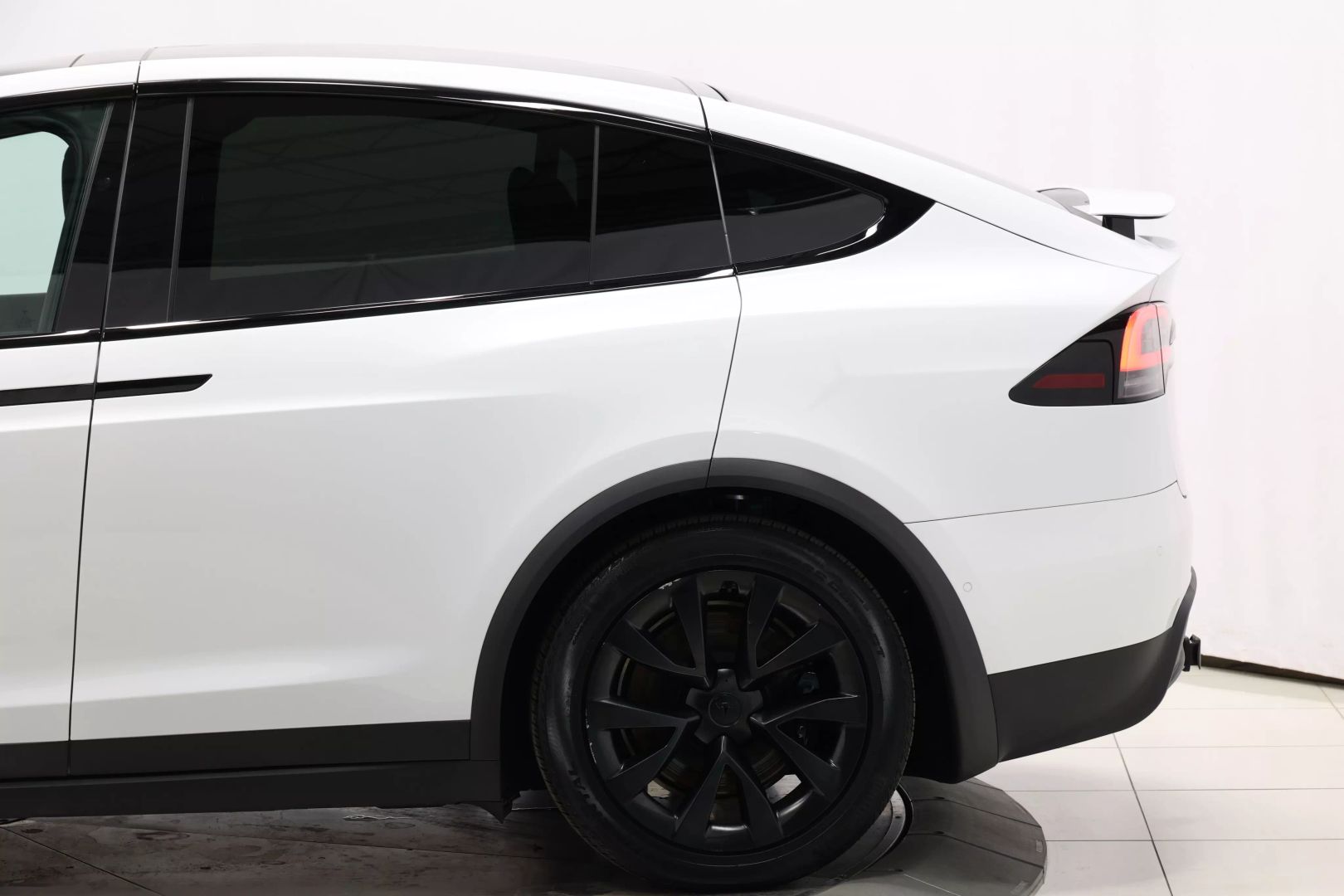 2022 Tesla Model X - Image 8