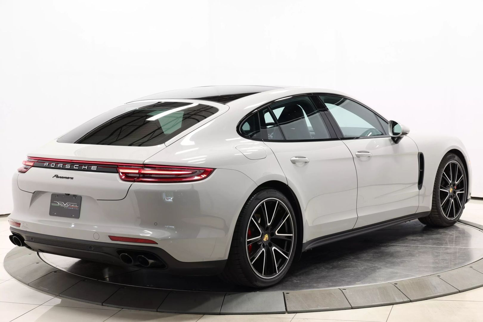 2018 Porsche Panamera - Image 4