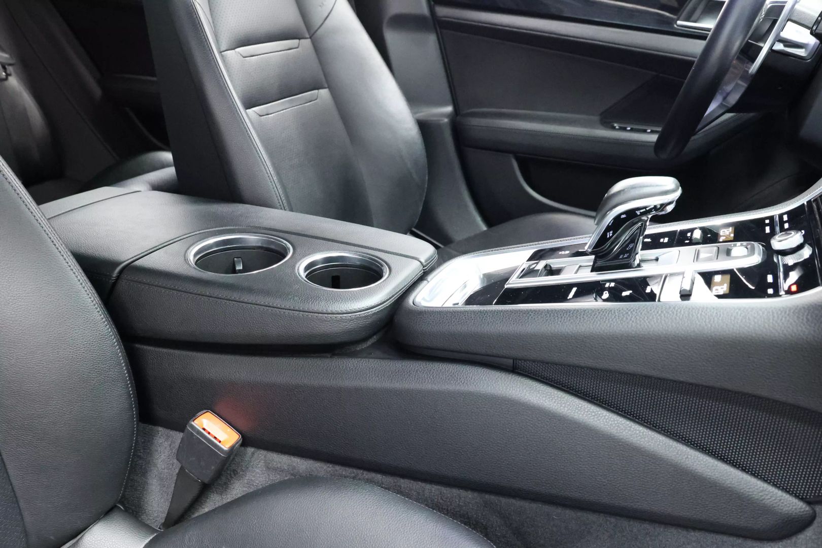 2018 Porsche Panamera - Image 90