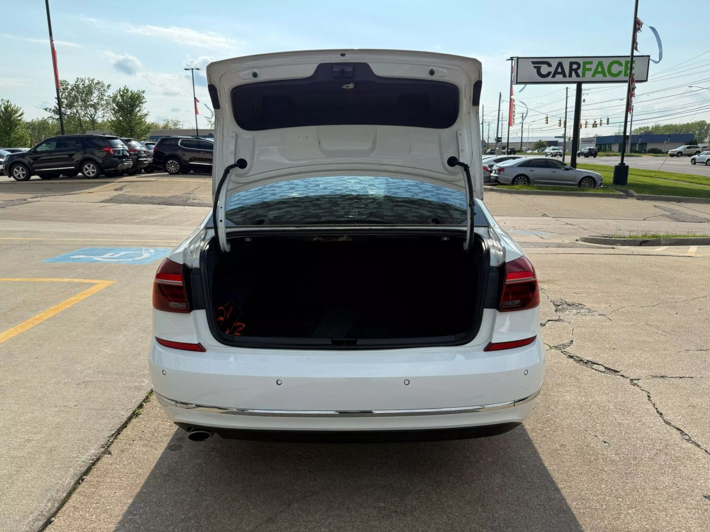 2017 Volkswagen Passat - Image 11
