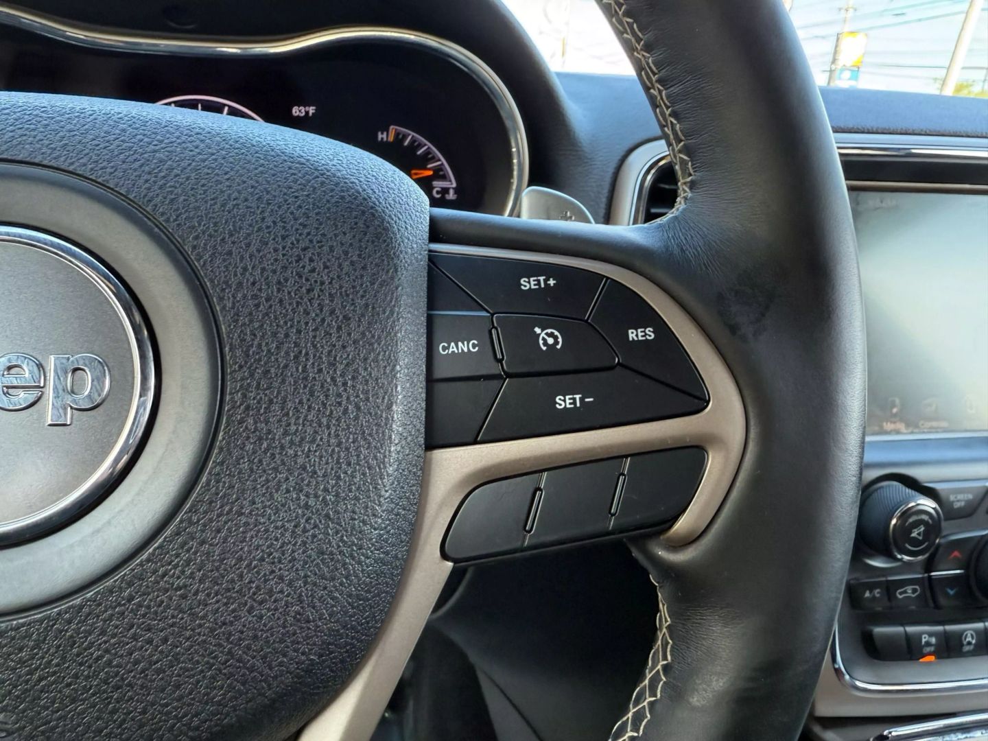 2017 Jeep Grand Cherokee - Image 33