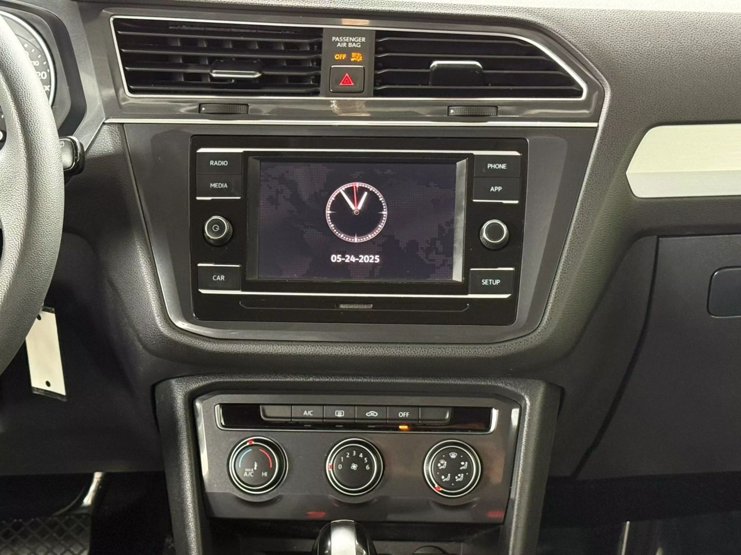 2018 Volkswagen Tiguan - Image 28