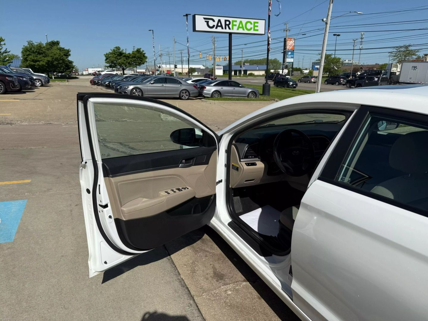 2018 Hyundai Elantra - Image 16