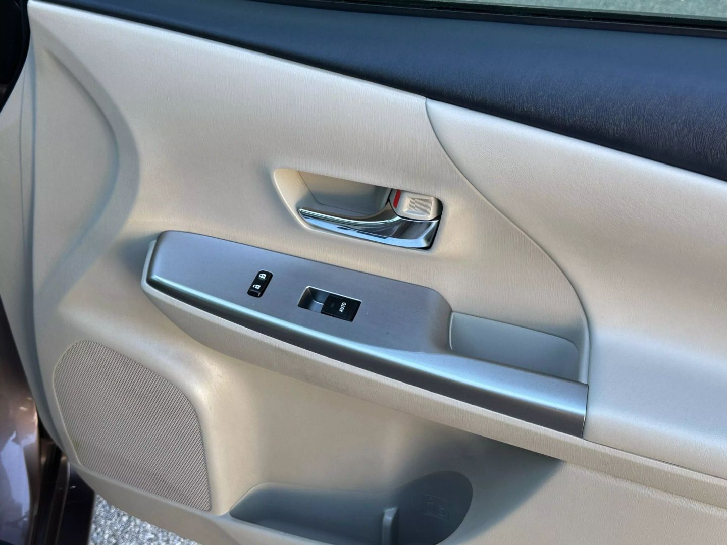 2015 Toyota Prius V - Image 19