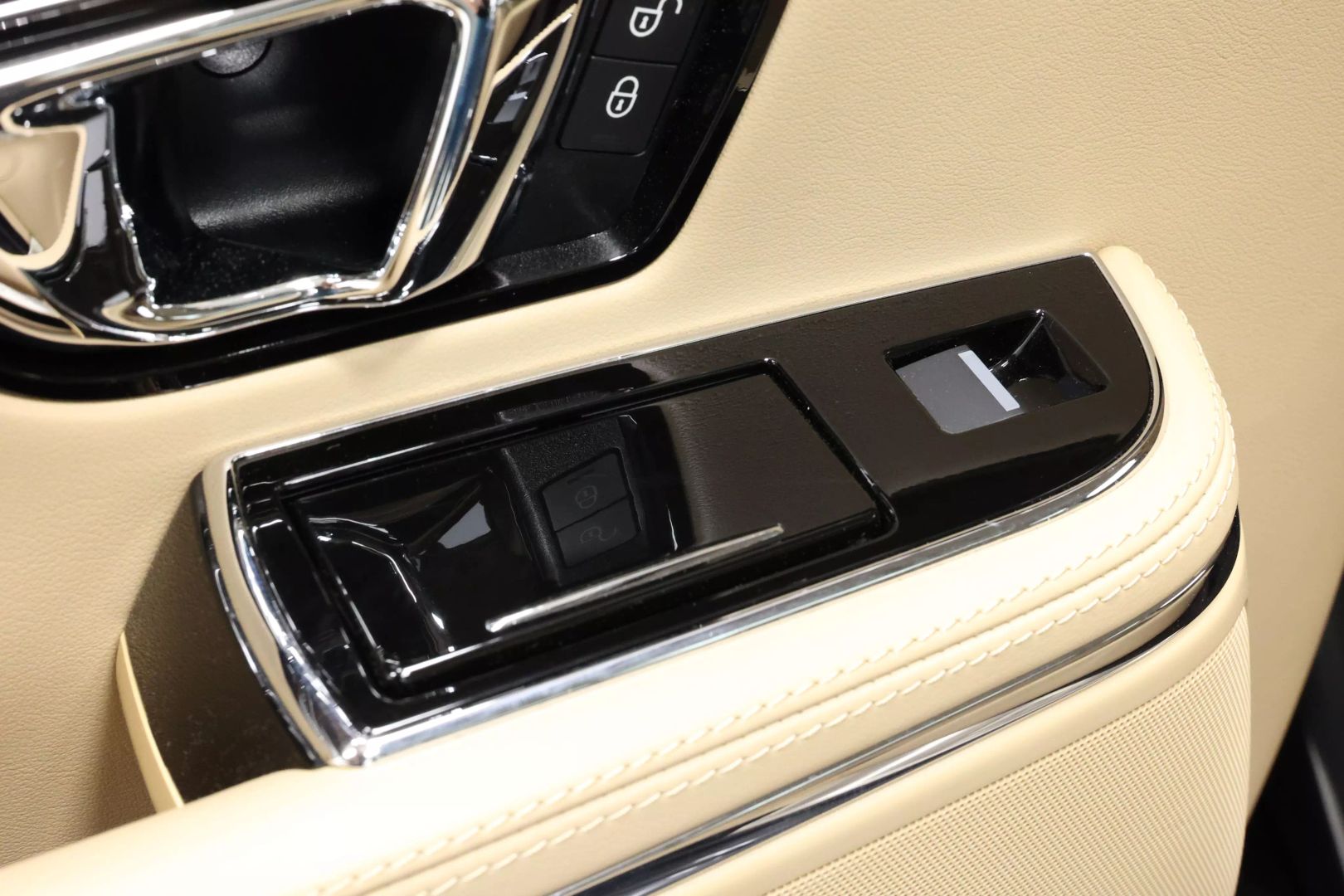 2017 Jaguar Xj - Image 47