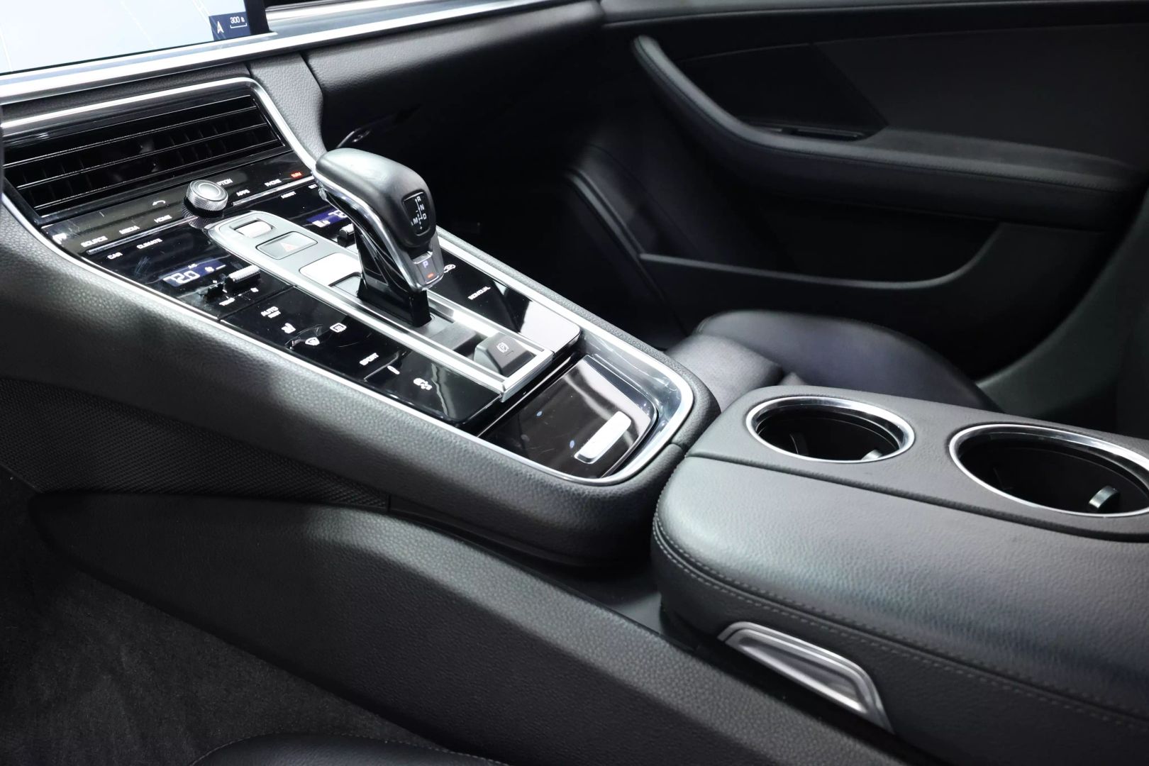 2018 Porsche Panamera - Image 43