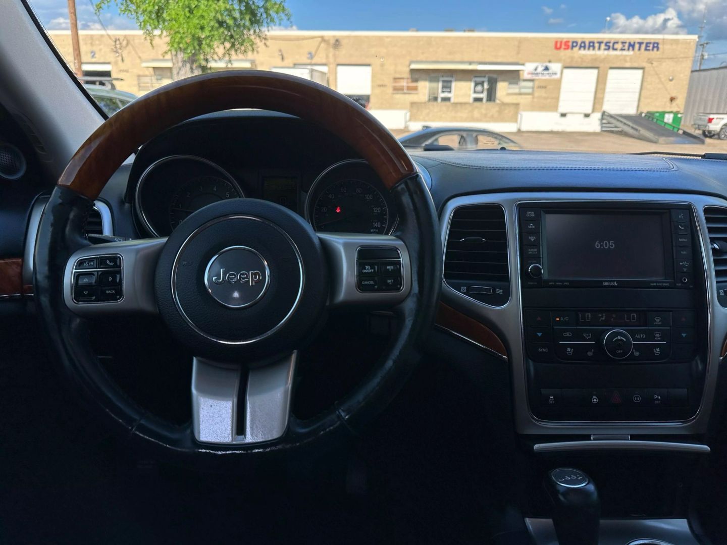 2011 Jeep Grand Cherokee - Image 28