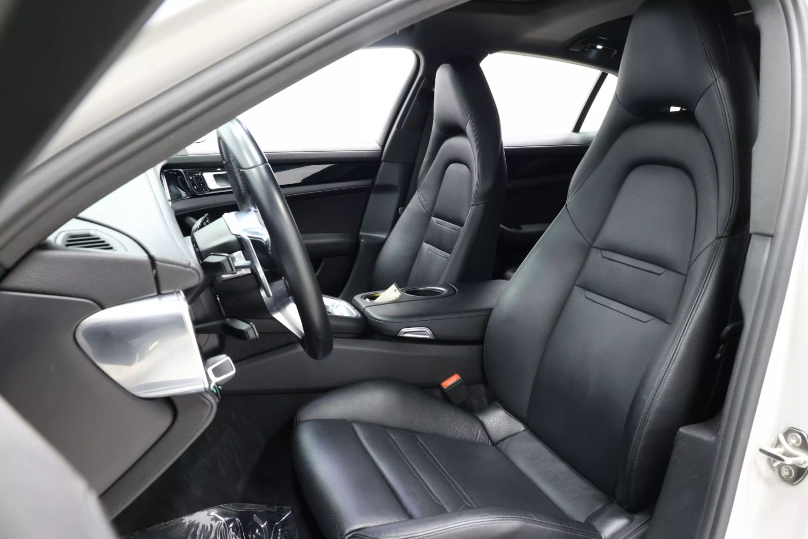 2018 Porsche Panamera - Image 16