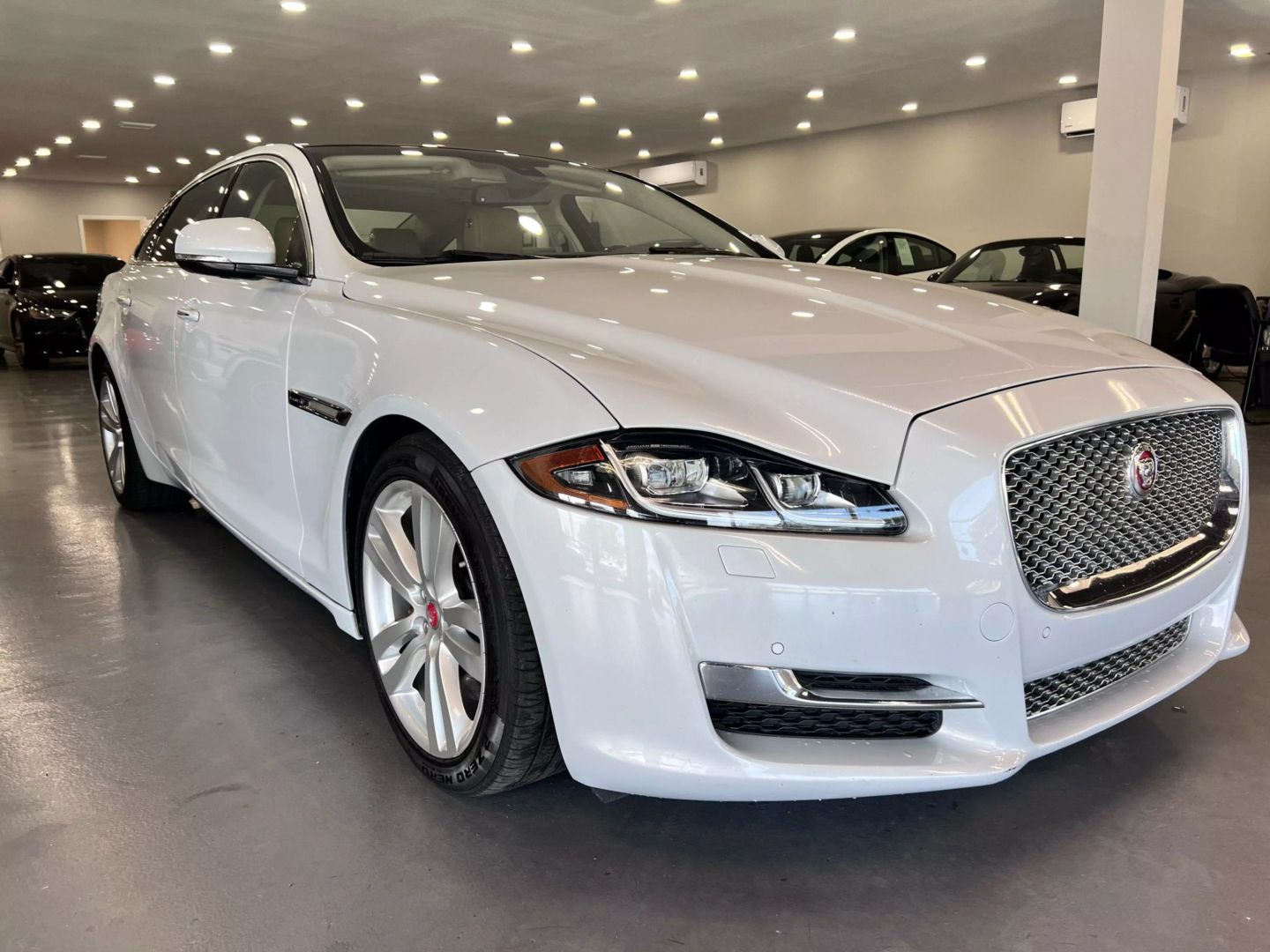 2016 Jaguar Xj Xjl Portfolio Sedan 4d - Image 1