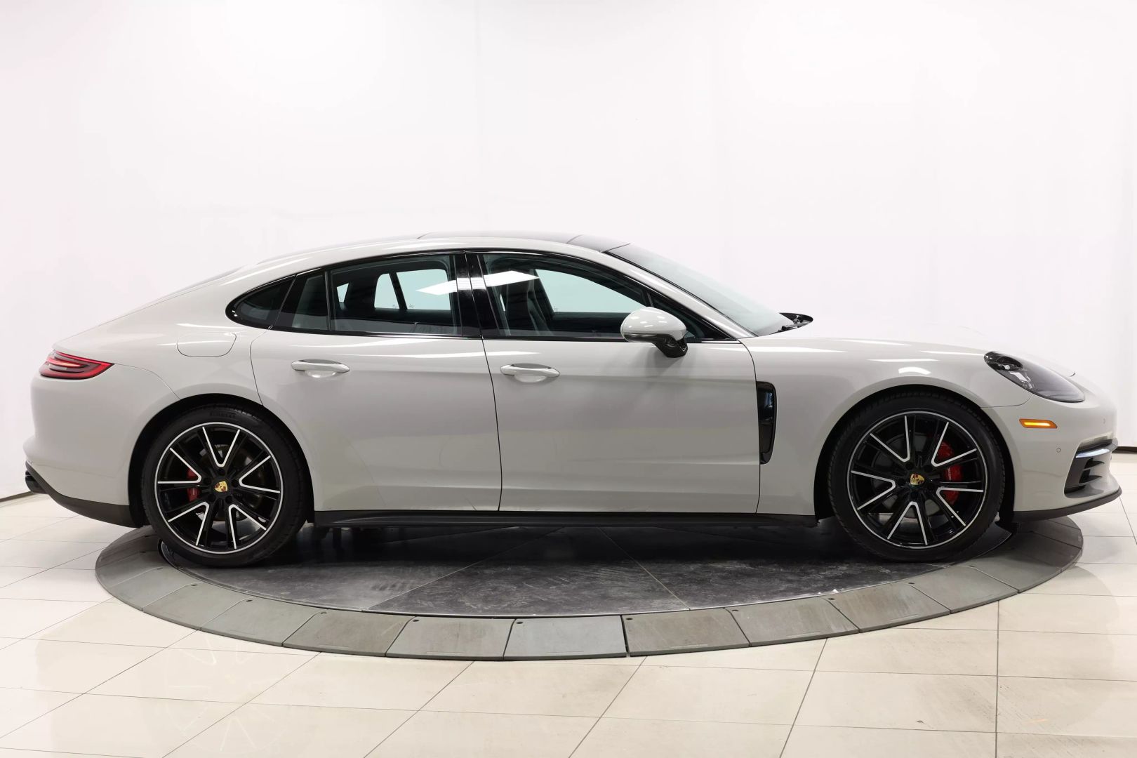 2018 Porsche Panamera - Image 66