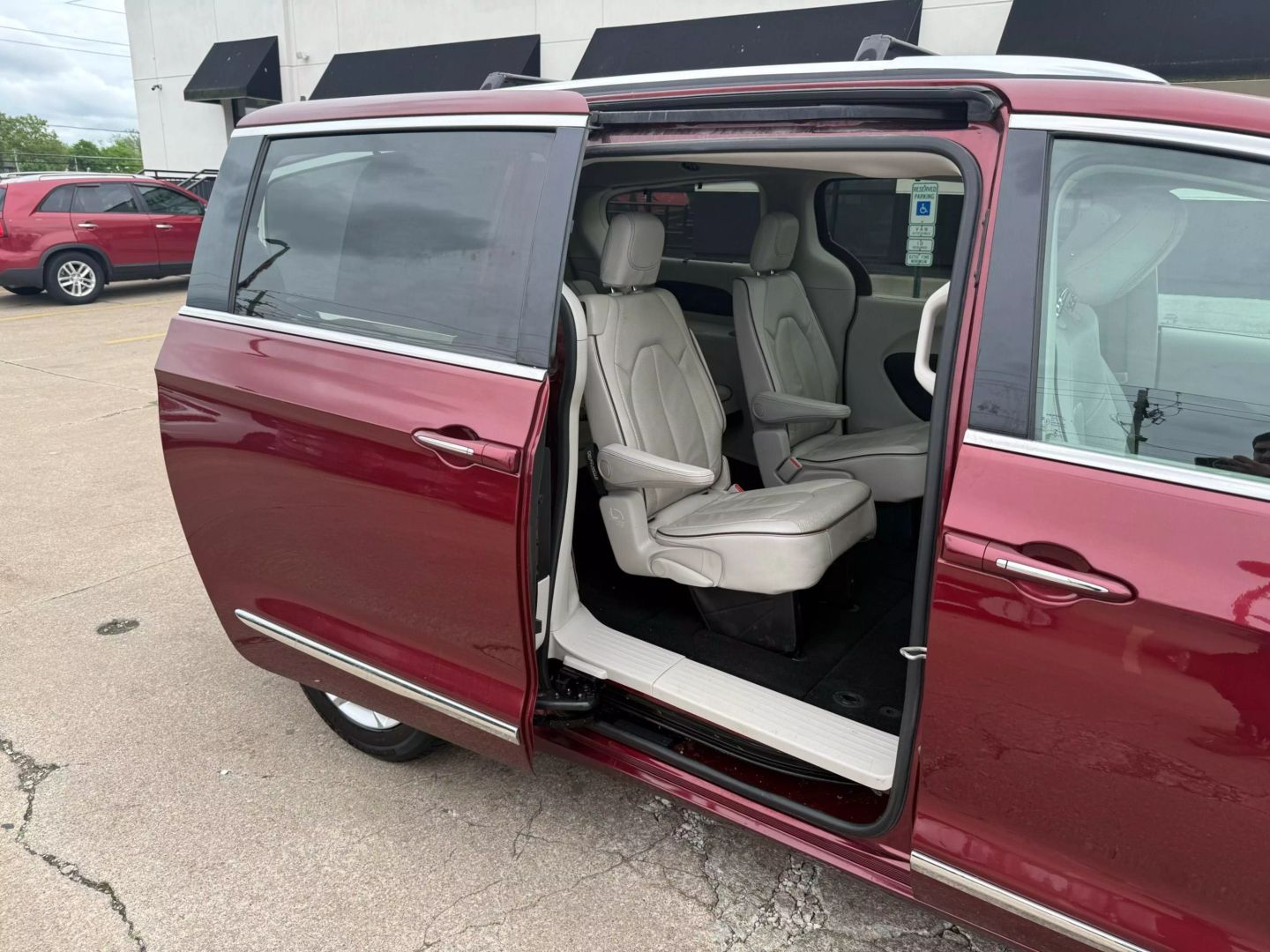 2020 Chrysler Pacifica - Image 25
