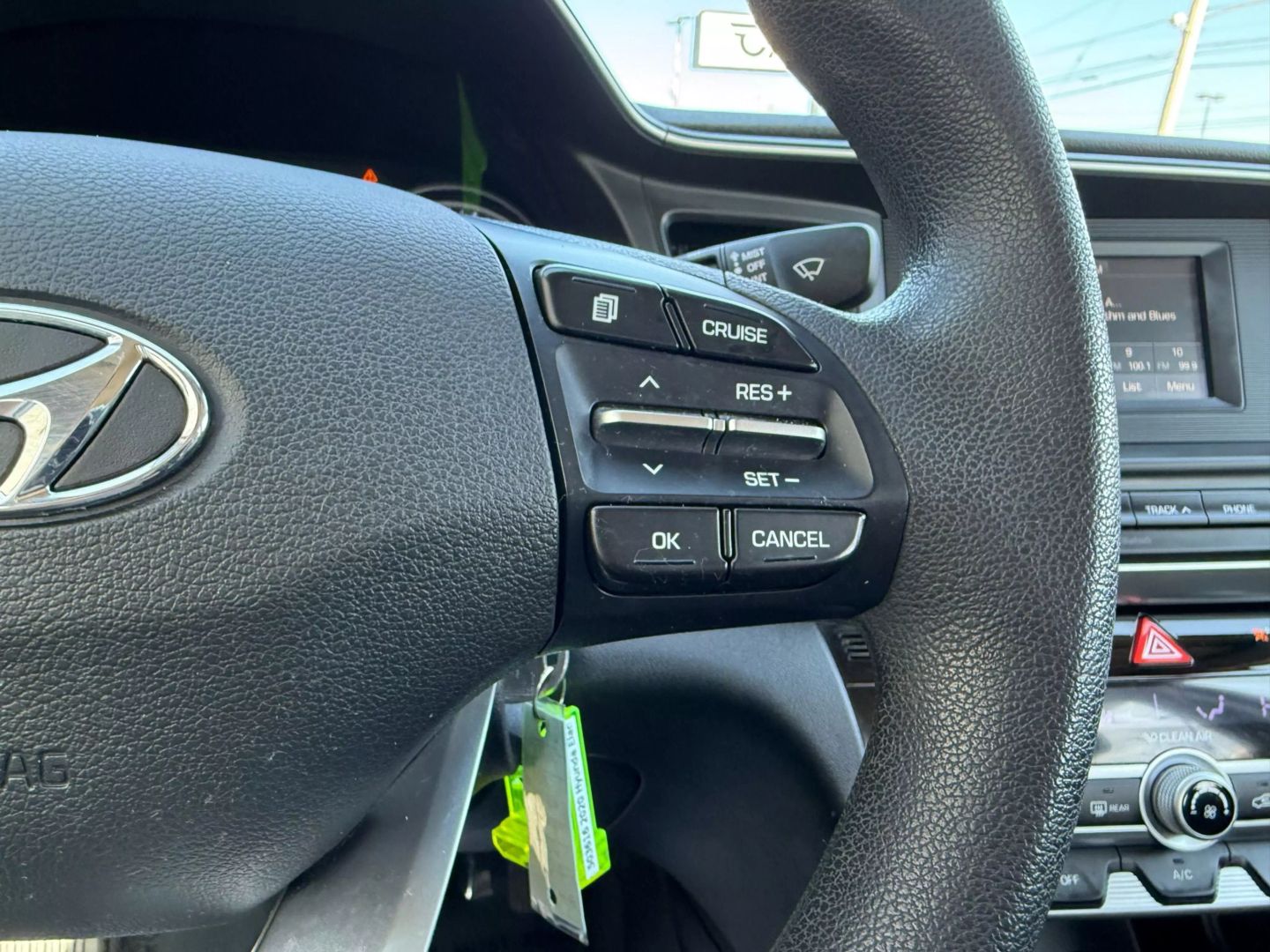 2020 Hyundai Elantra - Image 29