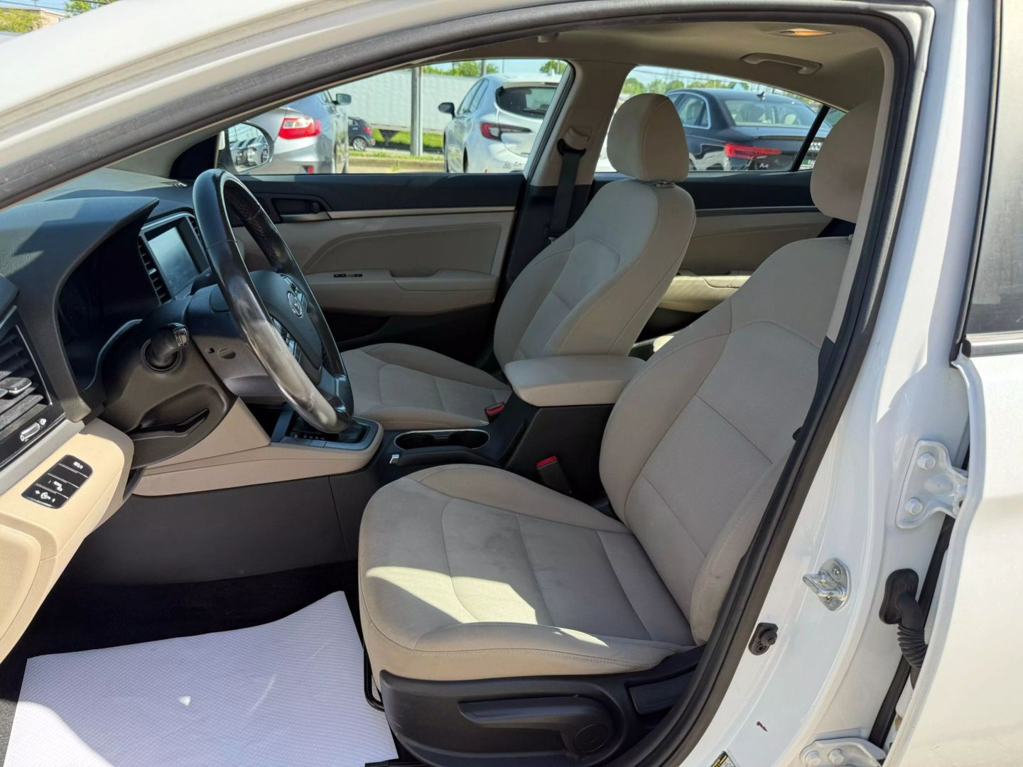 2018 Hyundai Elantra - Image 17