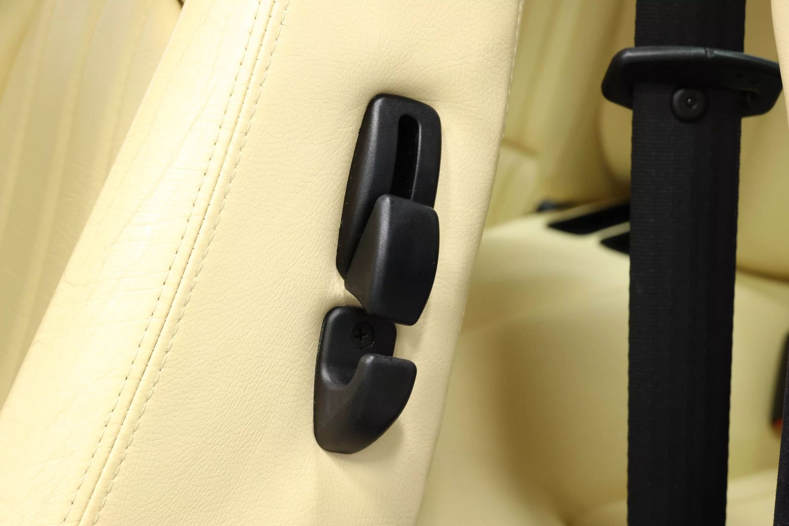 2004 Maserati Coupe - Image 18