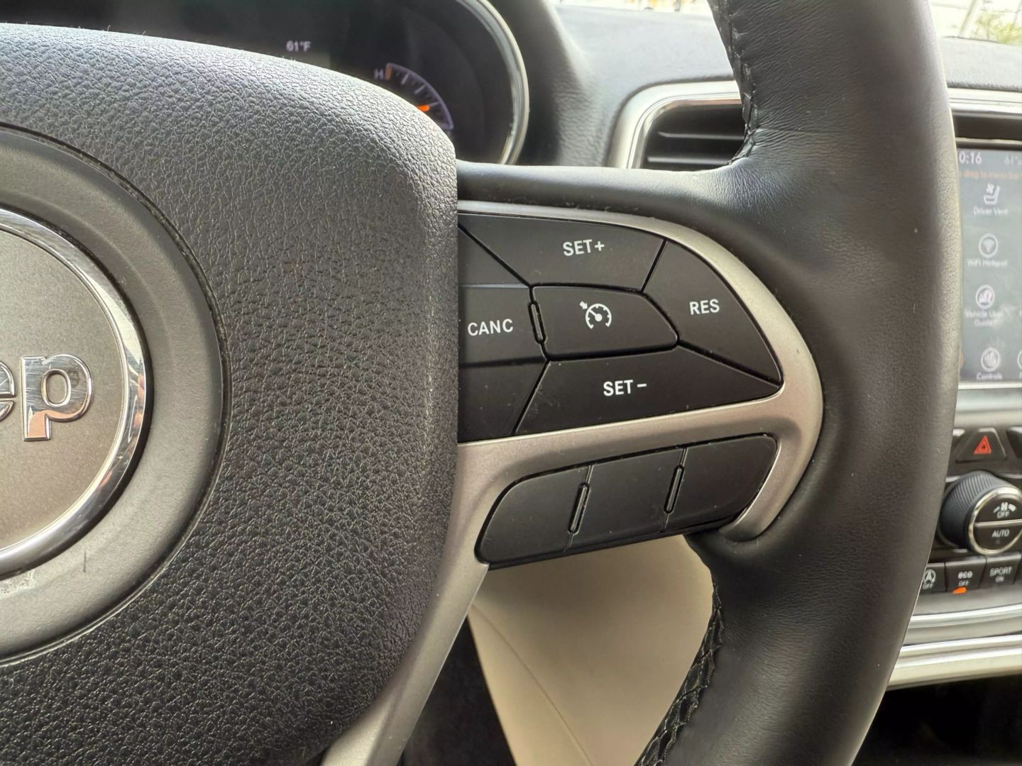 2018 Jeep Grand Cherokee - Image 32