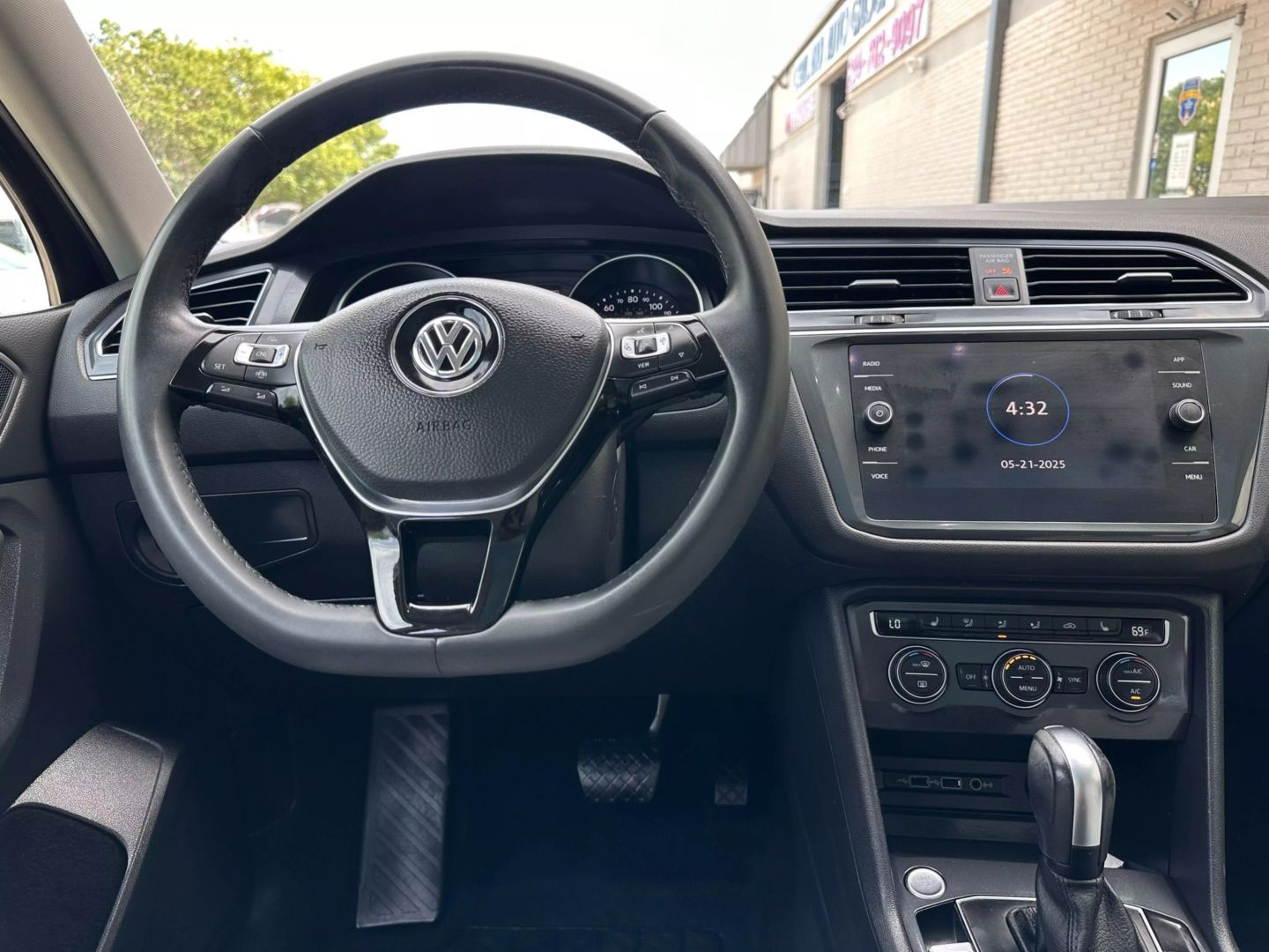2020 Volkswagen Tiguan - Image 18