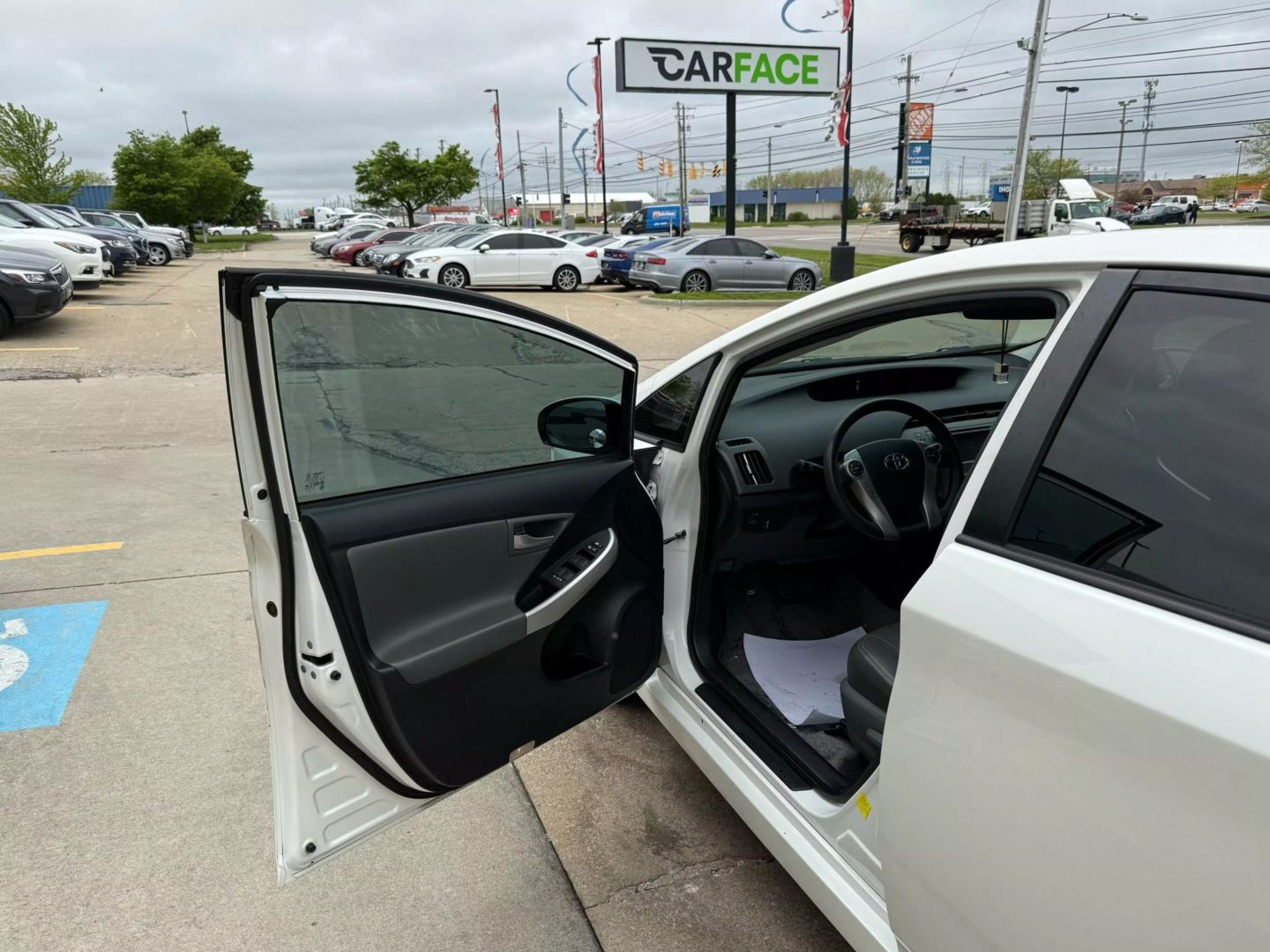 2015 Toyota Prius - Image 16