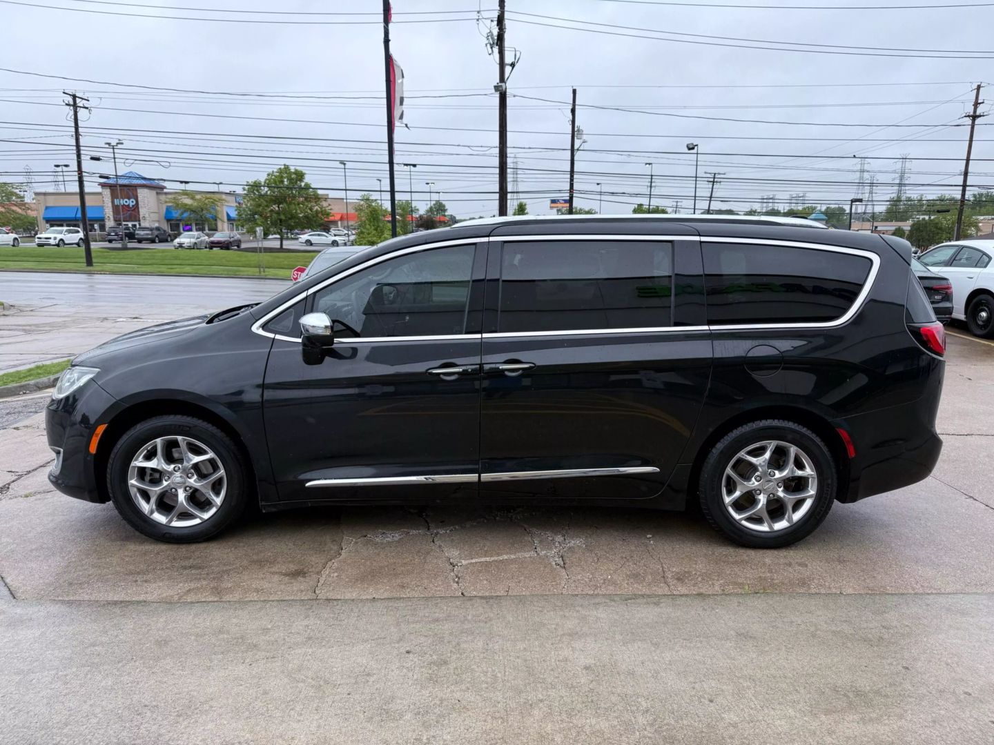 2017 Chrysler Pacifica - Image 6