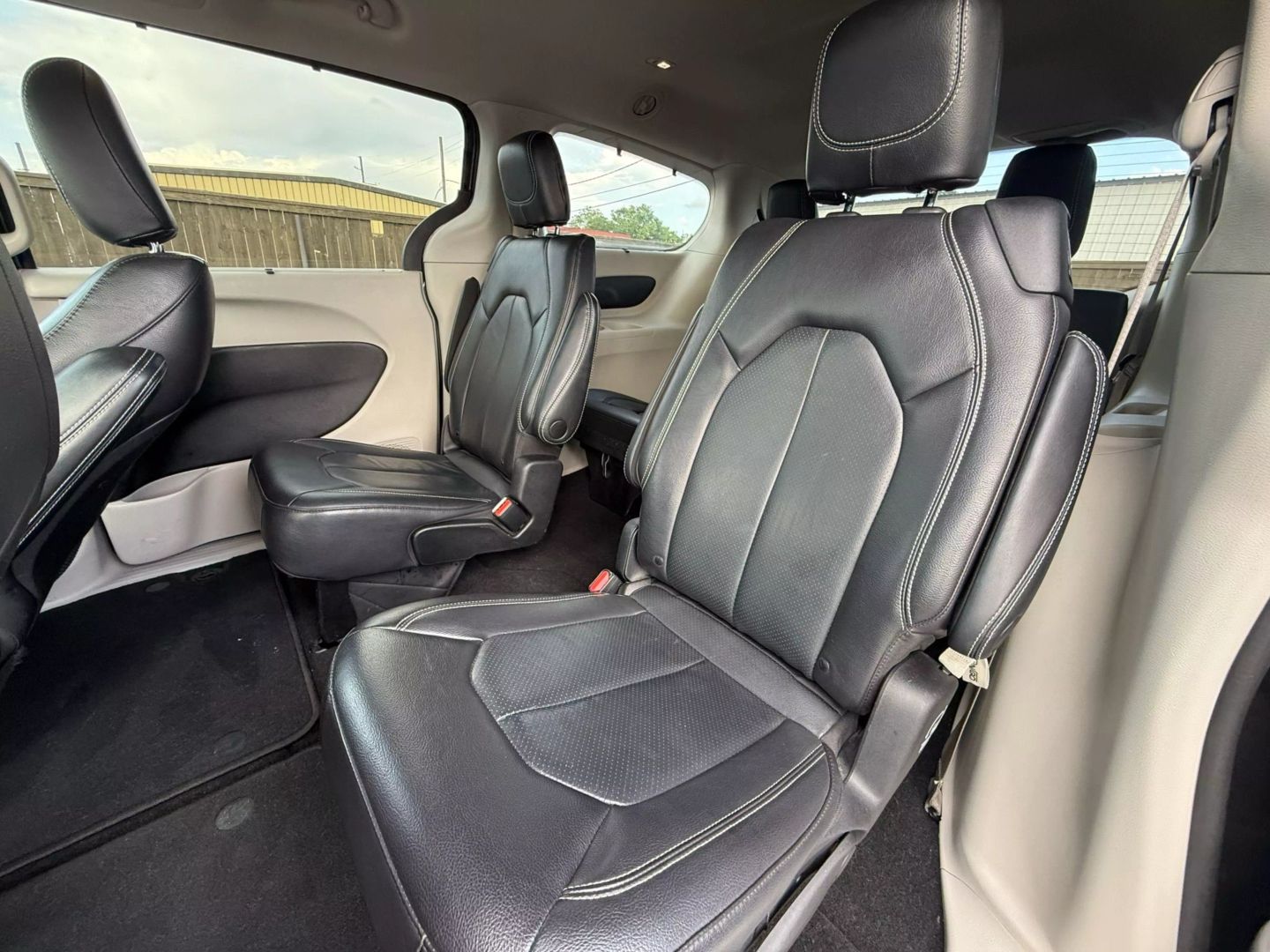 2022 Chrysler Pacifica - Image 12