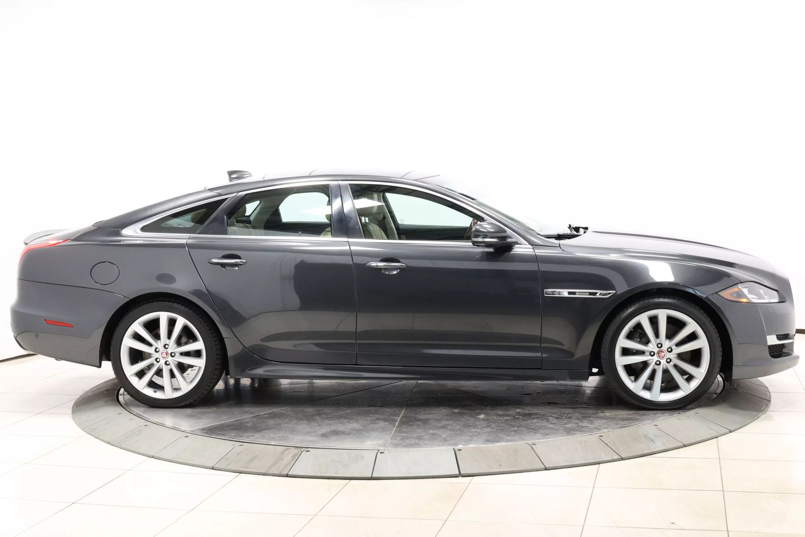 2017 Jaguar Xj - Image 63