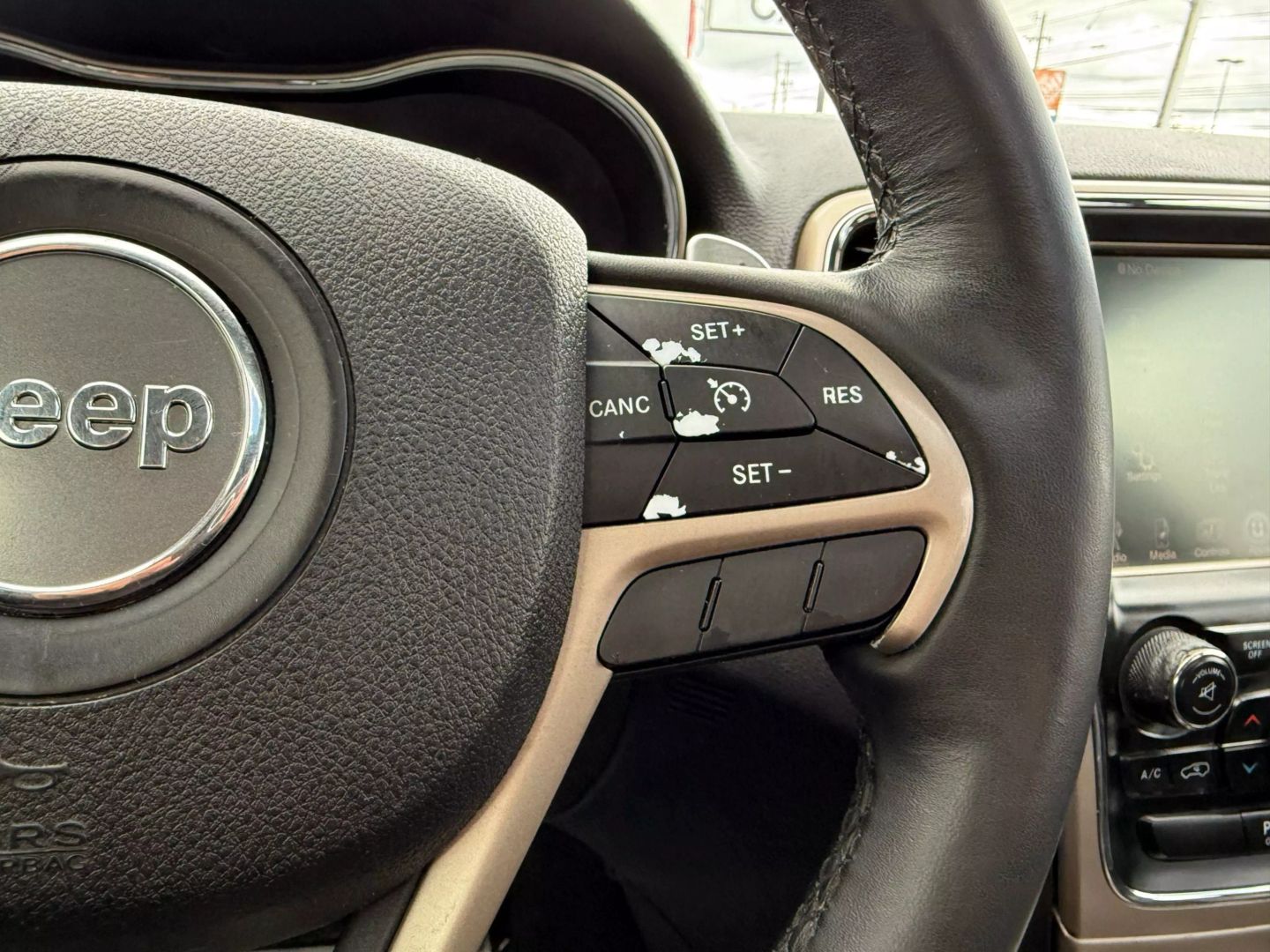 2015 Jeep Grand Cherokee - Image 32