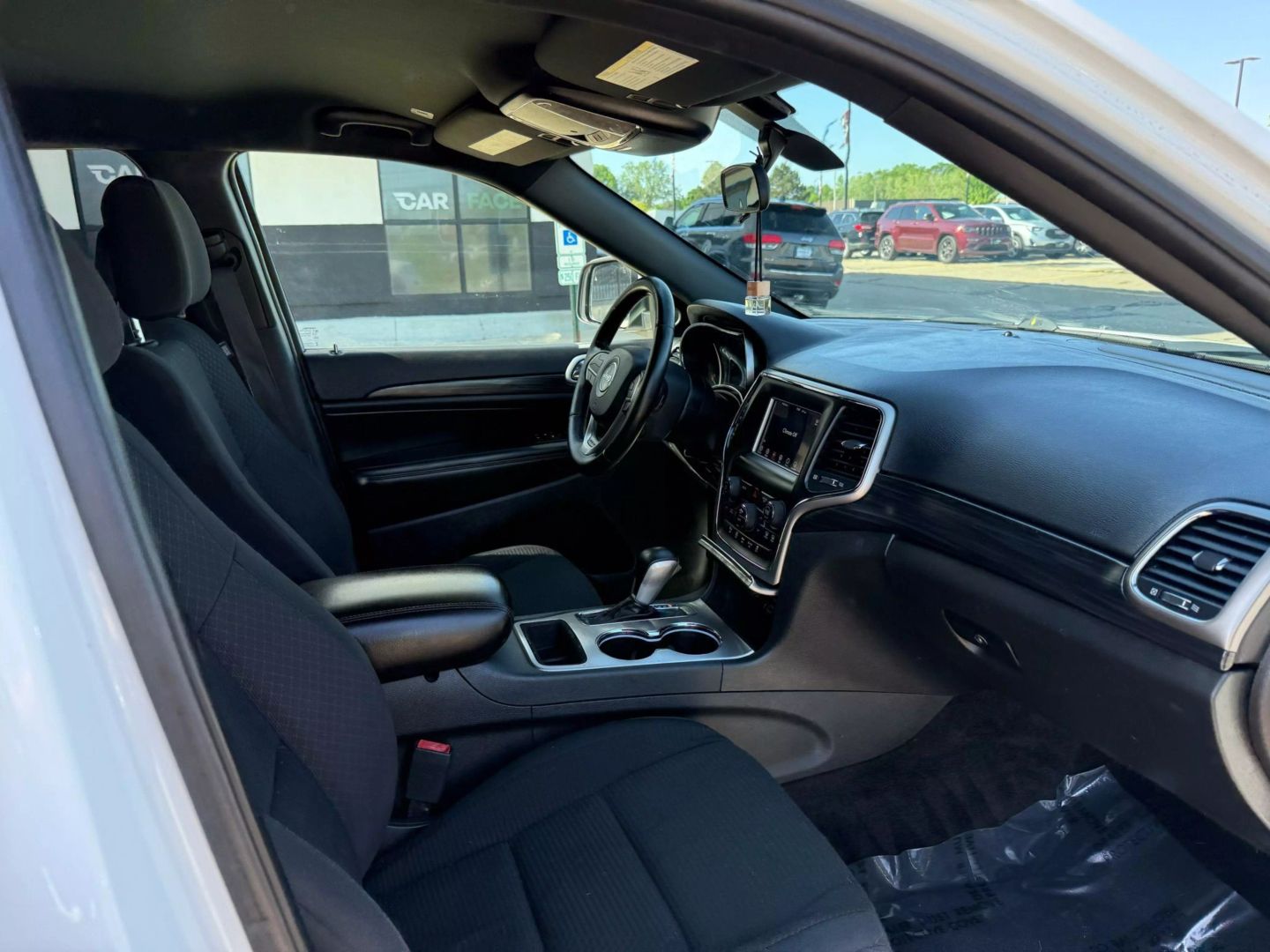 2019 Jeep Grand Cherokee - Image 24