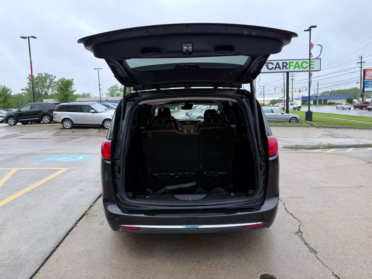 2017 Chrysler Pacifica - Image 11