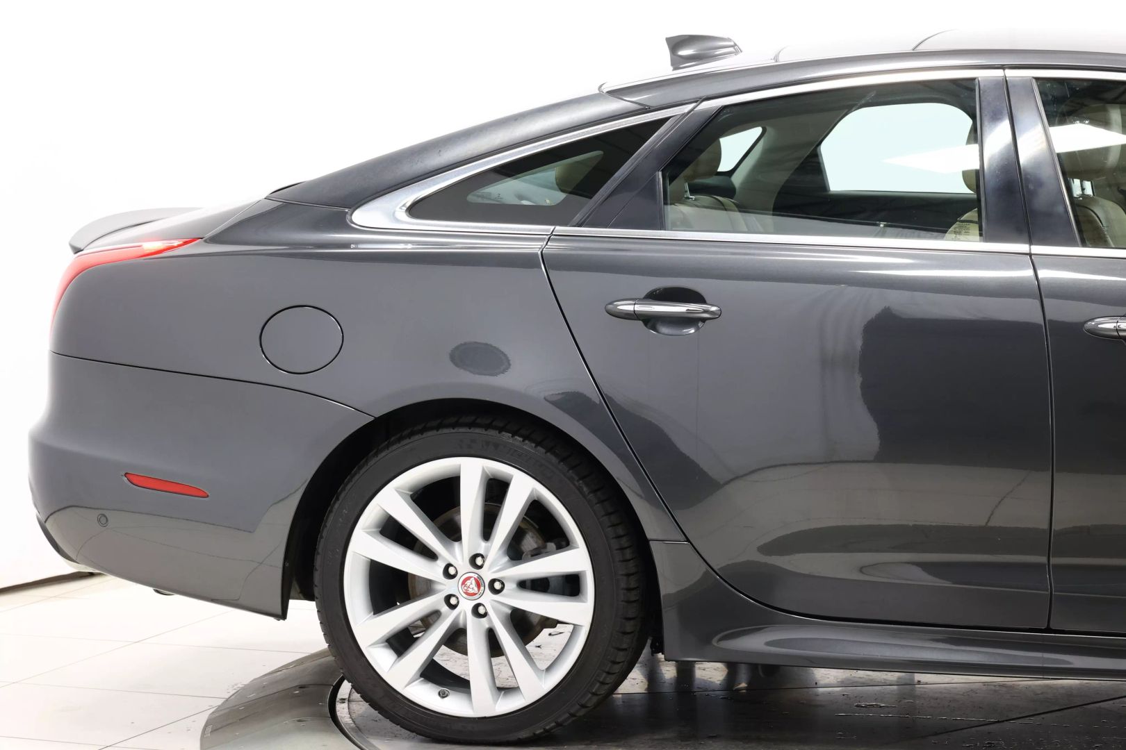 2017 Jaguar Xj - Image 64