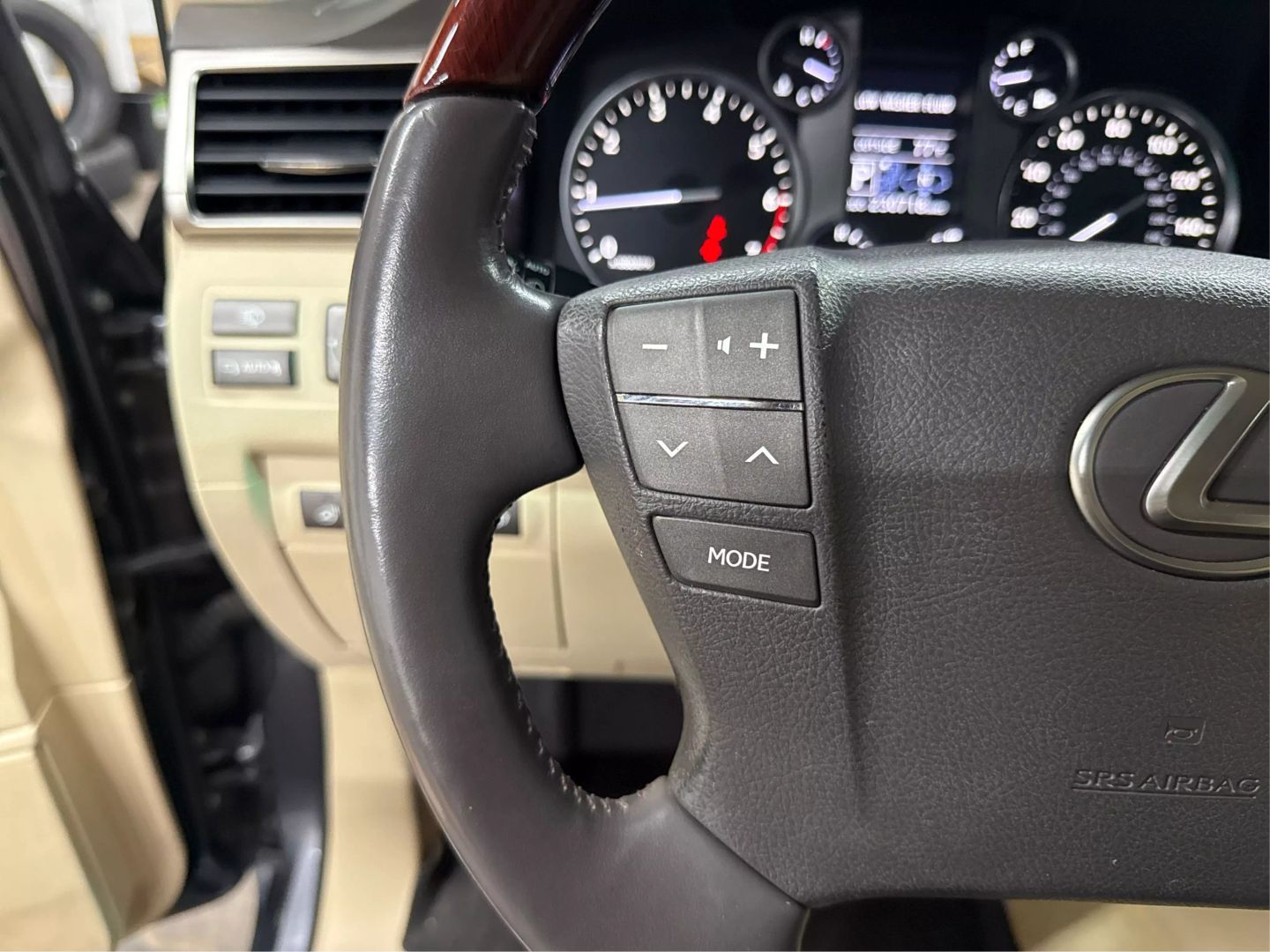 2013 Lexus Lx - Image 25