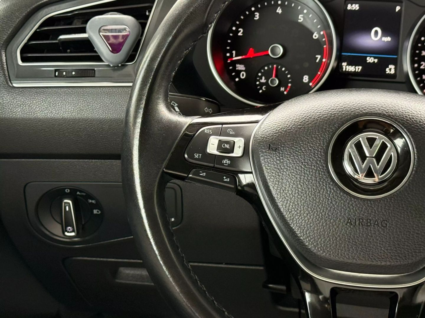 2019 Volkswagen Tiguan - Image 34