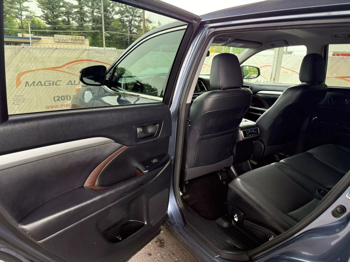 2015 Toyota Highlander - Image 17