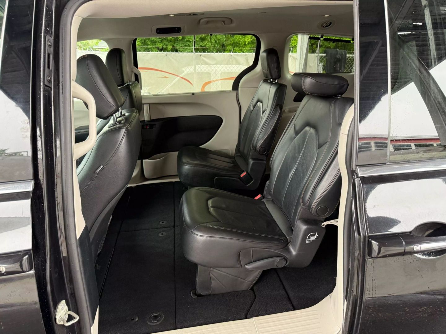 2020 Chrysler Pacifica - Image 17