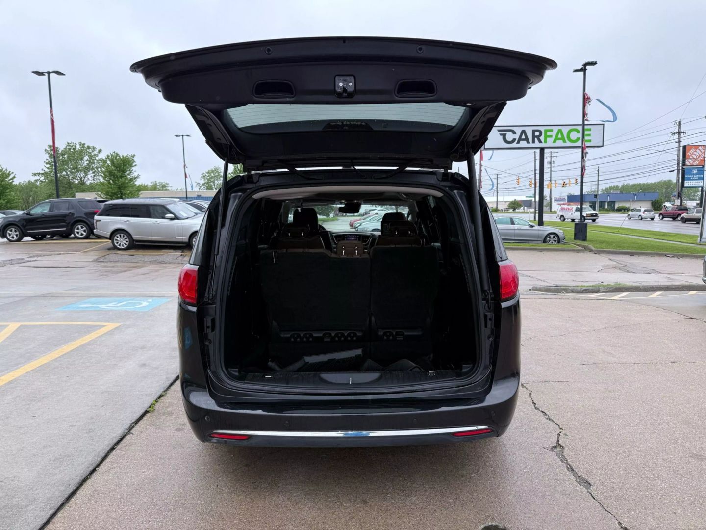 2017 Chrysler Pacifica - Image 12
