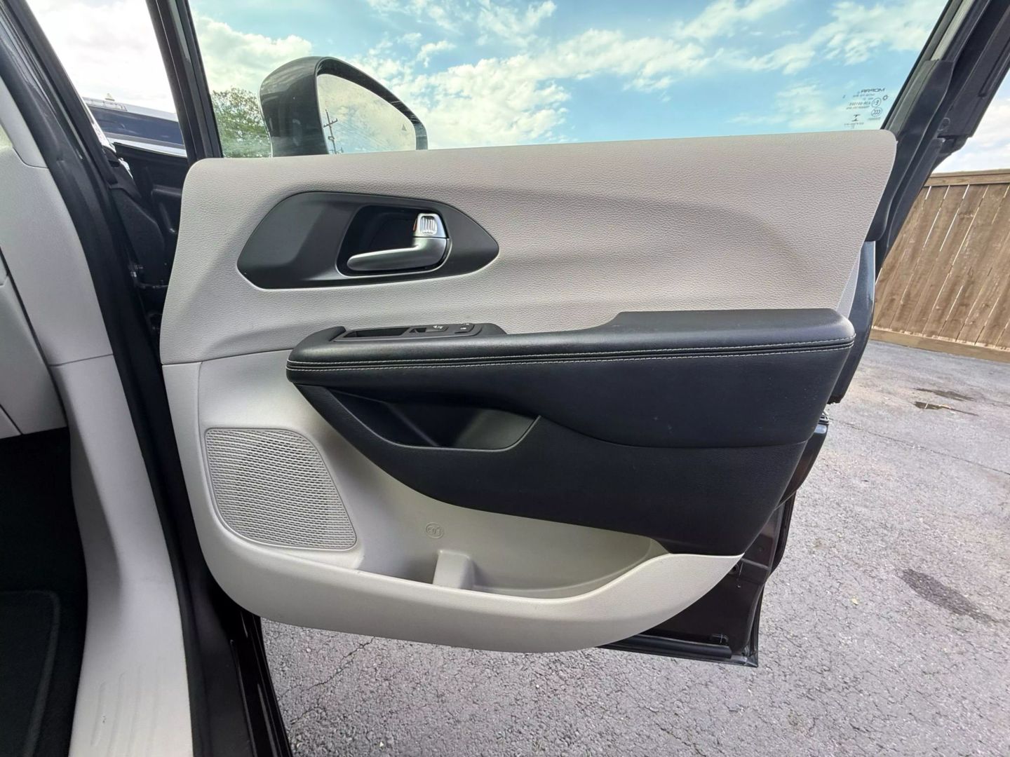 2022 Chrysler Pacifica - Image 22
