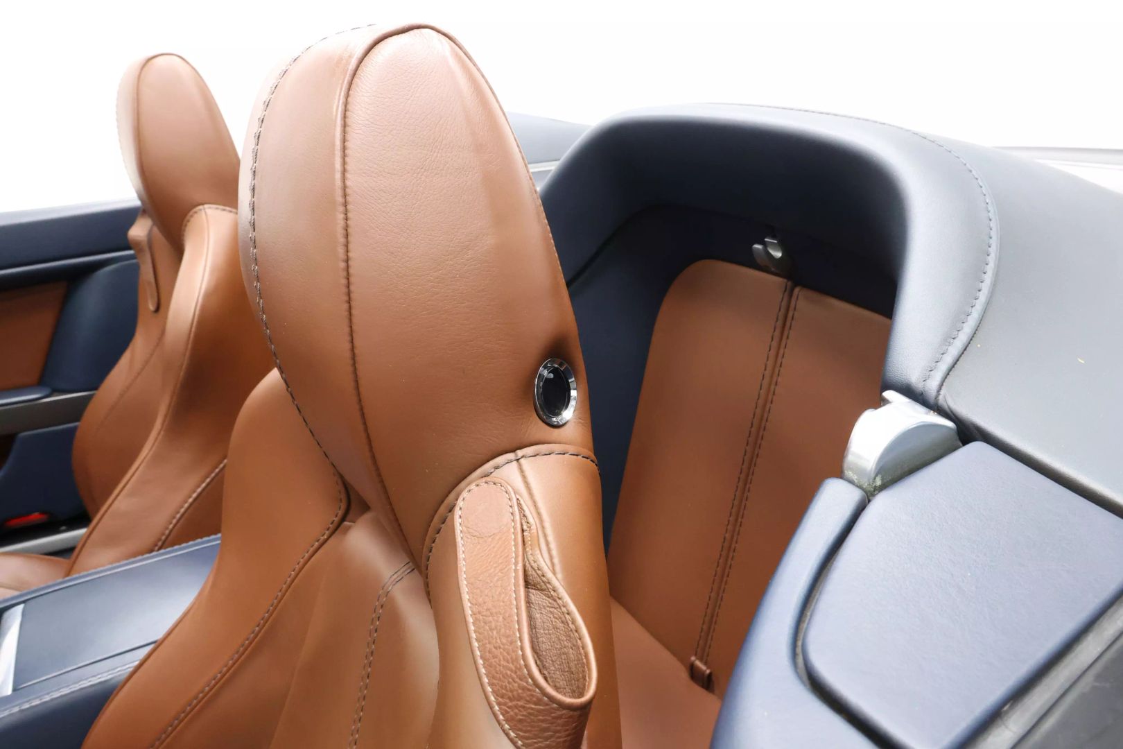 2014 Aston Martin Vantage - Image 40