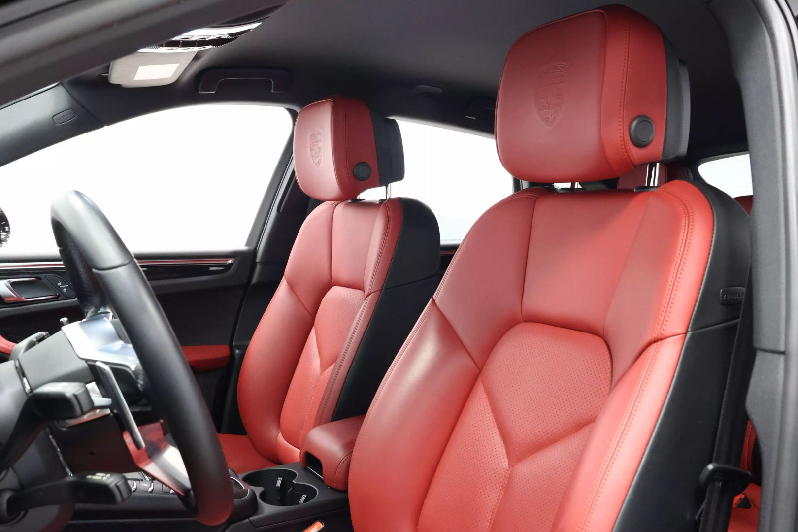 2021 Porsche Macan - Image 16