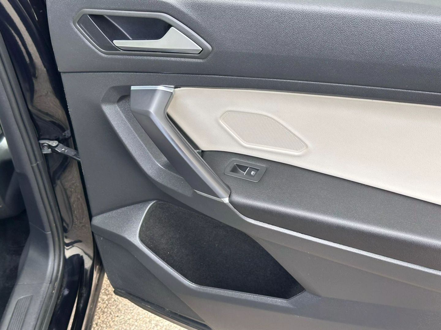 2020 Volkswagen Tiguan - Image 16