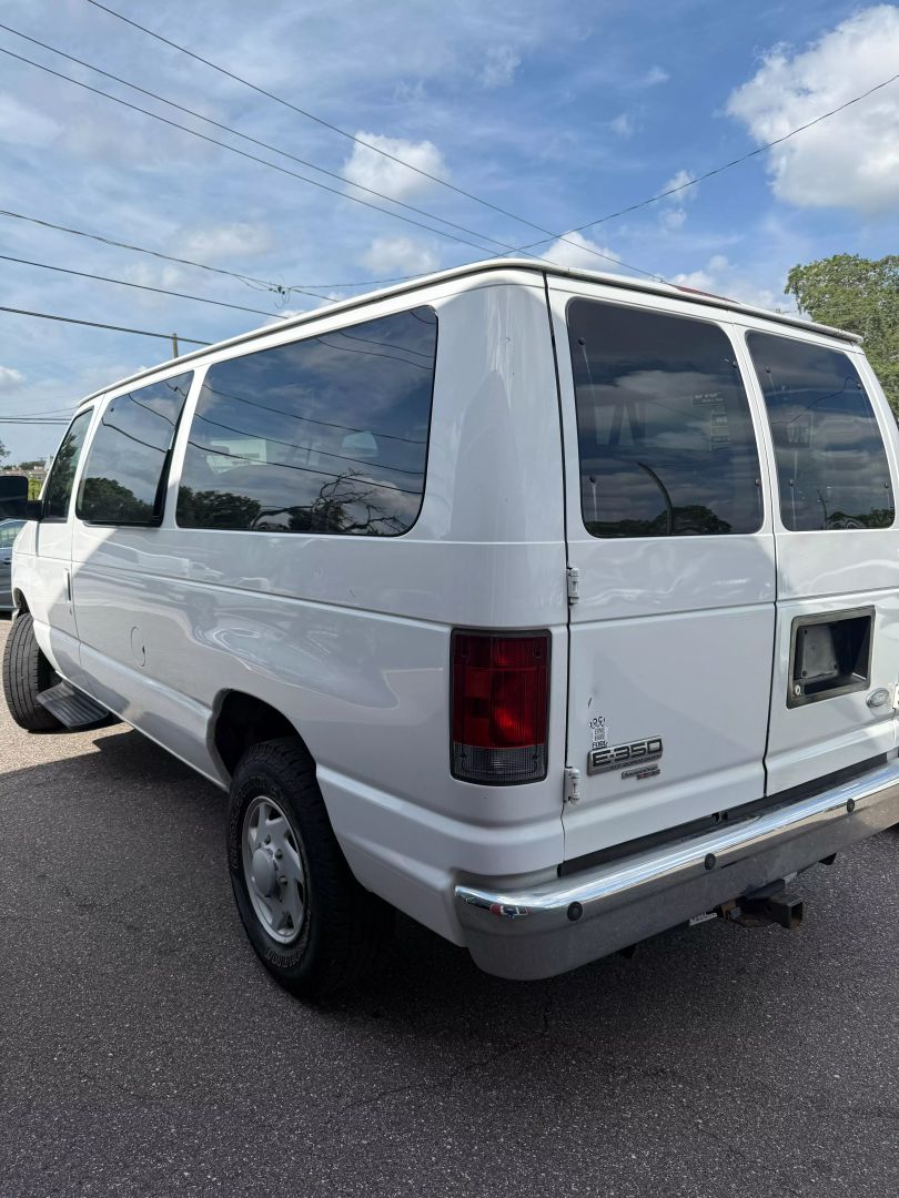 2008 Ford E350 Super Duty Passenger Xlt Van 3d - Image 4